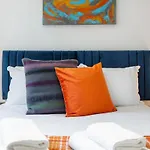 Modern Two Bed Apt With Free Gated Parking Space