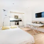 Central Apartment-Sleeps 4-98 Walking Score