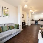 Spacious And Bright London Apartment With Balcony Views