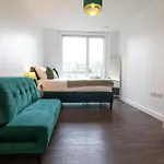 Spacious And Bright London Apartment With Balcony Views