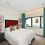 4 Million Pound Mayfair Parklane Large Luxury Sleeps 6 120Sqm