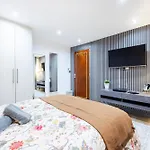 3 Bedroom Apartment By River Thames