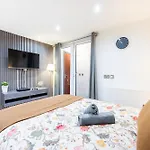 3 Bedroom Apartment By River Thames