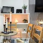 3 Bedroom Apartment By River Thames