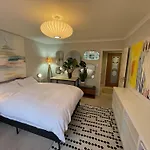 Cosy Kew Flat With Two Bedrooms