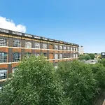 Modern Two Bed Apartment London