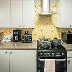 Huge 6 Beds House In Zone 2 London-Mobilerateoffers-Families-Leisure-Parking-Wifi-Pooltable-Netflix-Sleeps15!