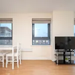 Charming Flat Close To London Stadium