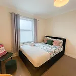 Ample Acton 4-Bedroom Flat,Ealing, West London