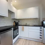 Modern Studio Flat With Balcony In Heart Of London