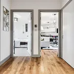 Modern Designed 2 Bed Penthouse Apt Sleeps Five
