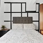 Private Bedroom Near Tower Bridge, Comfortable Stay With Shared Amenities!