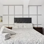 Private Bedroom Near Tower Bridge, Comfortable Stay With Shared Amenities!