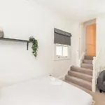 2 Min Walk Earls Court Station - Luxury 2 Bedroom Flat