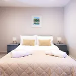 Lovely And Newly Refurbished 2Bd Home Maze Hill