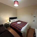 Beautiful Private Double Room In A Shared 3-Bedroom Apartment Minutes Walk From Bethnal Green