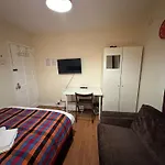 Beautiful Private Double Room In A Shared 3-Bedroom Apartment Minutes Walk From Bethnal Green