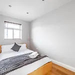 Relax And Unwind, King Beds Near Camden Town