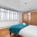Relax And Unwind, King Beds Near Camden Town