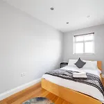 Relax And Unwind, King Beds Near Camden Town