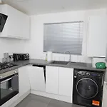 3 Br- King Size Bed, Netflix, Garden Free Parking