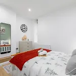 Deluxe 1 Bed Apartment London