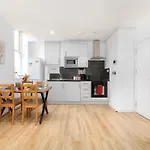 Deluxe 1 Bed Apartment London