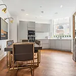 Elegant Apartment In St Pauls With Modern Comforts