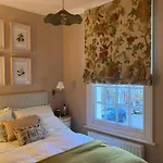 Pretty Putney Flat Close To The River