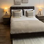 Modern Studio In Popular South Kensington Location