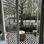 Spacious Flat In Holland Park