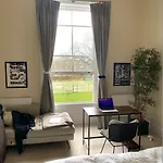 Spacious Flat In Holland Park