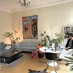 Spacious Flat In Holland Park