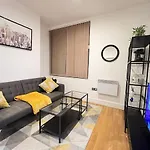 Lovely High Street Apartment 30 Seconds From Station