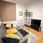 Lovely High Street Apartment 30 Seconds From Station