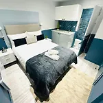 London Holly B Mini Studios Great Location For Tourist!!!