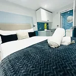 London Holly B Mini Studios Great Location For Tourist!!!