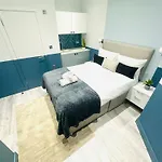 London Holly B Mini Studios Great Location For Tourist!!!