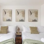 Modern Flat In Central Golders Green