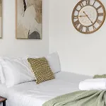 Modern Flat In Central Golders Green