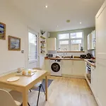 Stylish 2-Bed Near Station-Wifi