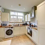 Stylish 2-Bed Near Station-Wifi