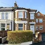 Stylish 2-Bed Near Station-Wifi