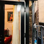 Quirky And Cosy Soho Stables House