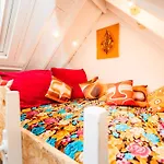 Quirky And Cosy Soho Stables House