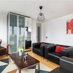 Lake View Hackney High End 3-Bedroom Flat Long Term Stays