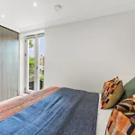 Stunning 2 Bed Flat In London - Sleeps 8 -Balcony