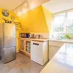 Bright 1-Bed Flat With Balcony In West Kensington