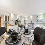 Elegant Retreat - Sleeps 6 - Close To Putney & Stamford Bridge