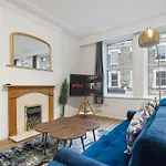 Modern 5-Bedroom Fulham Flat - Sleeps 12